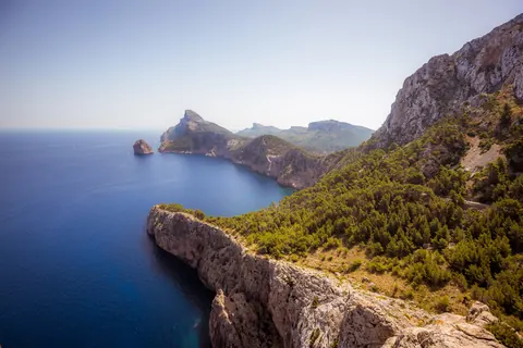Bergig kust och blått hav på Mallorca